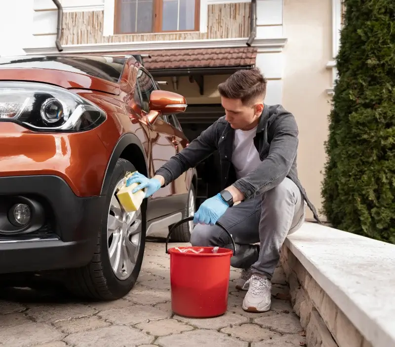 Lavage auto à domicile Huisseau-sur-Mauves : professionnel intervenant sur un véhicule